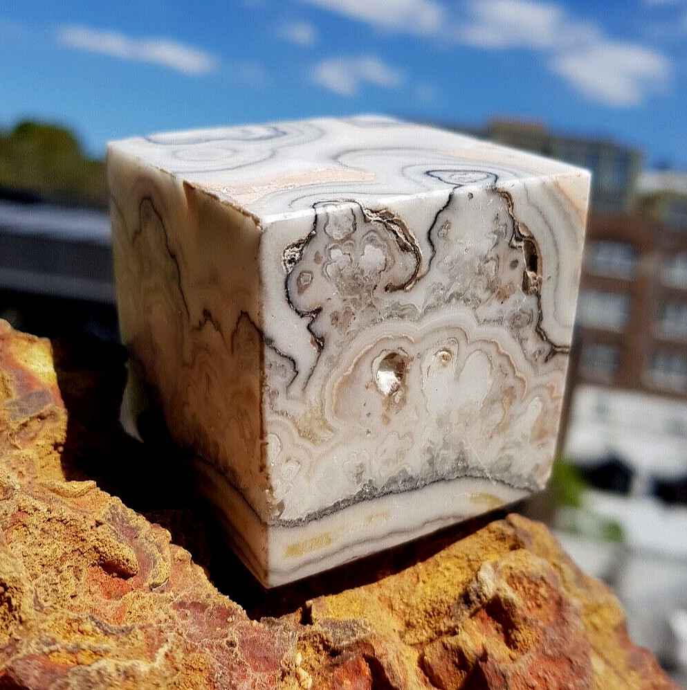 MEXICAN CRAZY LACE AGATE CUBE BALANCING AND PROTECTING 50 X 50 X 50 MM 308 G
