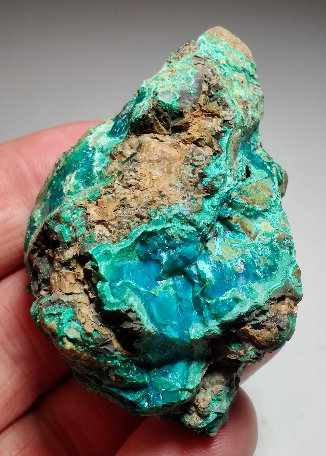 Chrysocolla, Opal specimen with great colors. Peru. 69 grams.