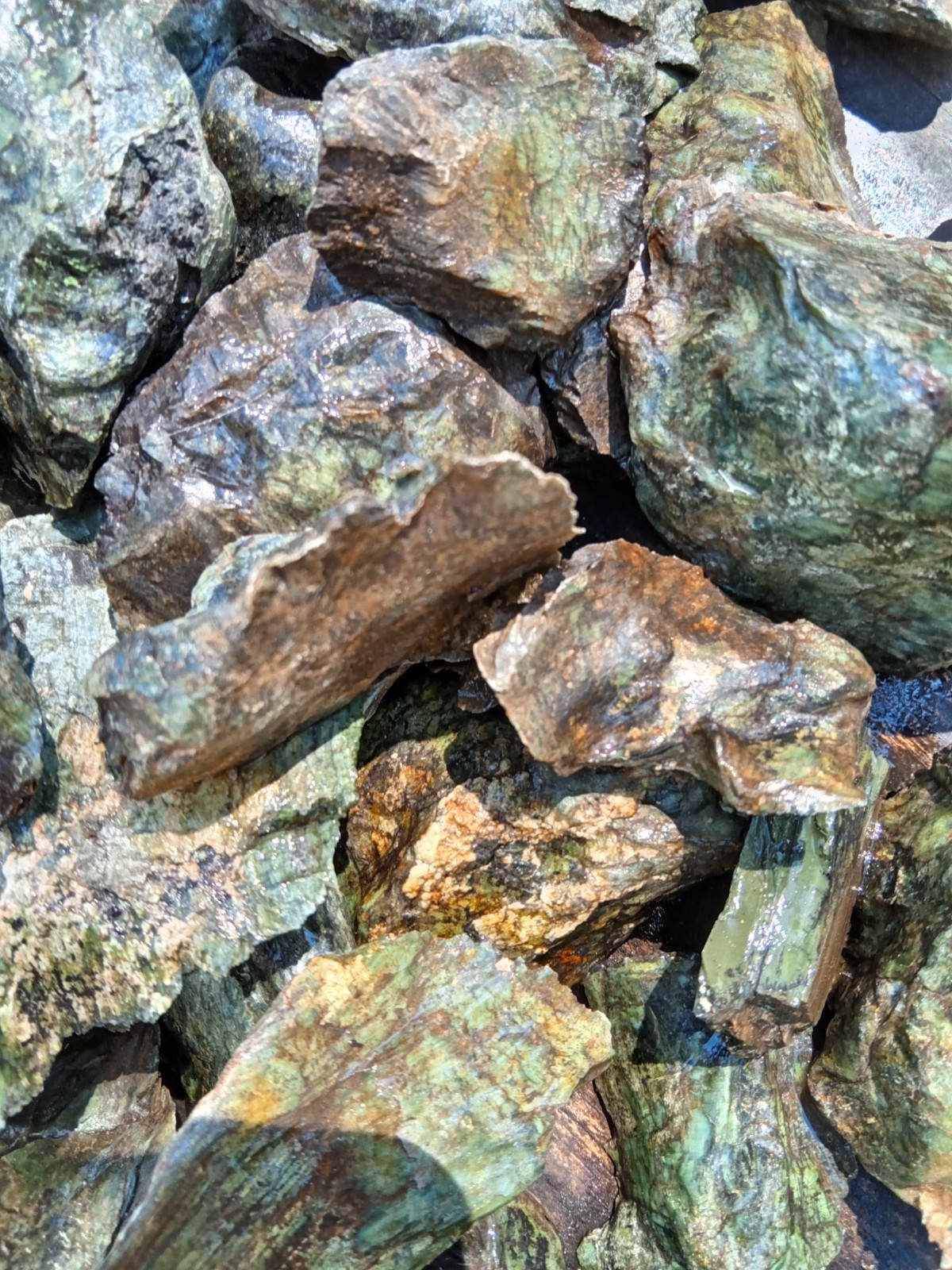 3.4 LBS. ROUGH SERPENTINE.. TUMBLING, CABBING, JEWELRY, CRAFTS…CA. STATE ROCK.