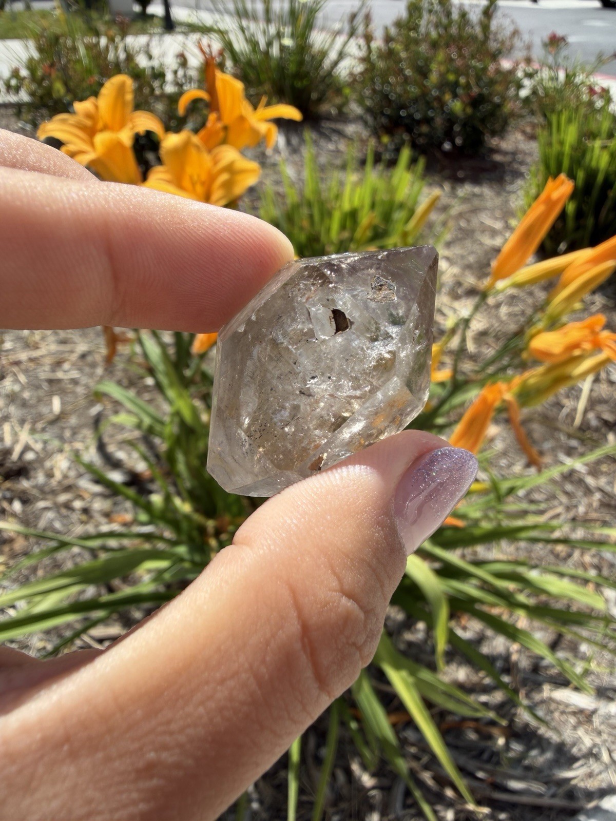 Natural Enhydro Quartz w/ Moving Bubble &/or Carbon/Black Inclusions,A472