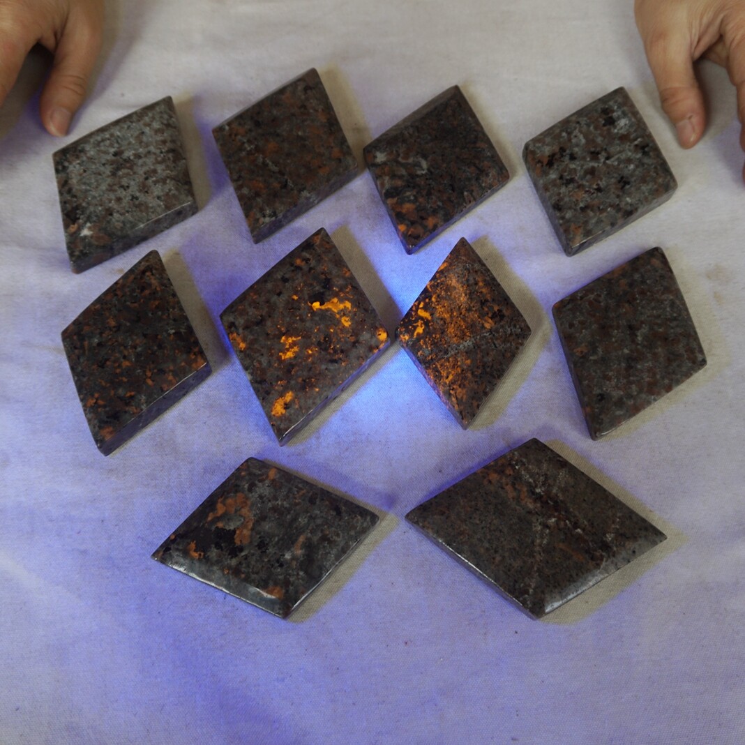 3.4LB 10Pcs Yooperlite Fire Palm Stone Crystal Rhombus Flashing Flame Under UV