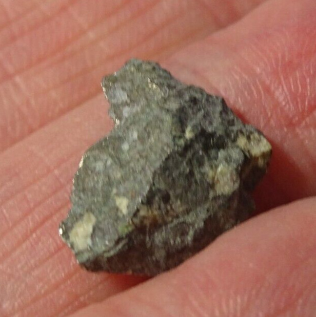 TINY NATURAL MOHAWKITE PIECE – 1.5 x 1.4 x 0.5 cms 1.98 gms #D – USA