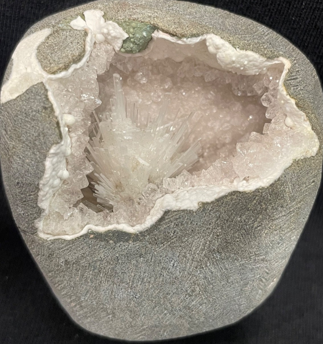 Scolecite spray in cluster in natural quartz in mm W/ formation of geode