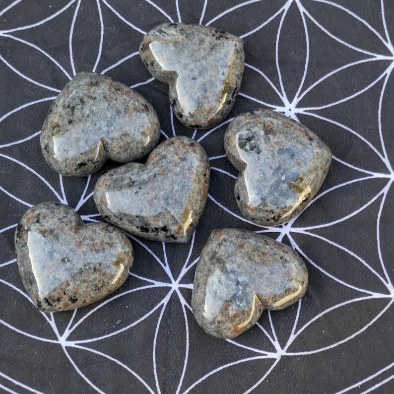 Yooperlite 5CM Large Heart Palm Glowing Stone Healing Decoration Collection Gift