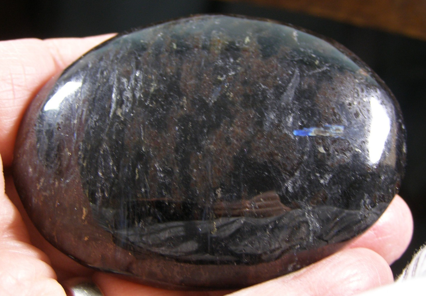 LOVELY EXTRA-LARGE ARFVEDSONITE PALMSTONE – 6.5 x 5.0 cms 127 gm
