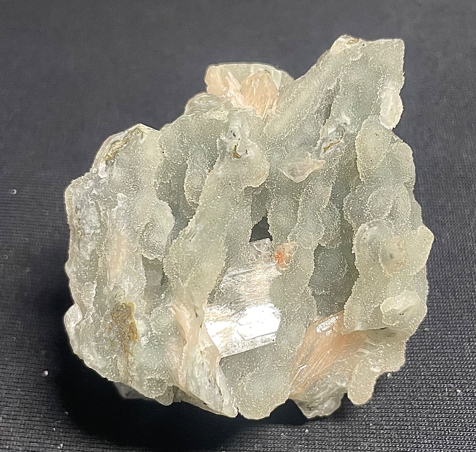 Natural coral stone with stilbite crystal and stunning 78 gr 6.5×5.5x4cm