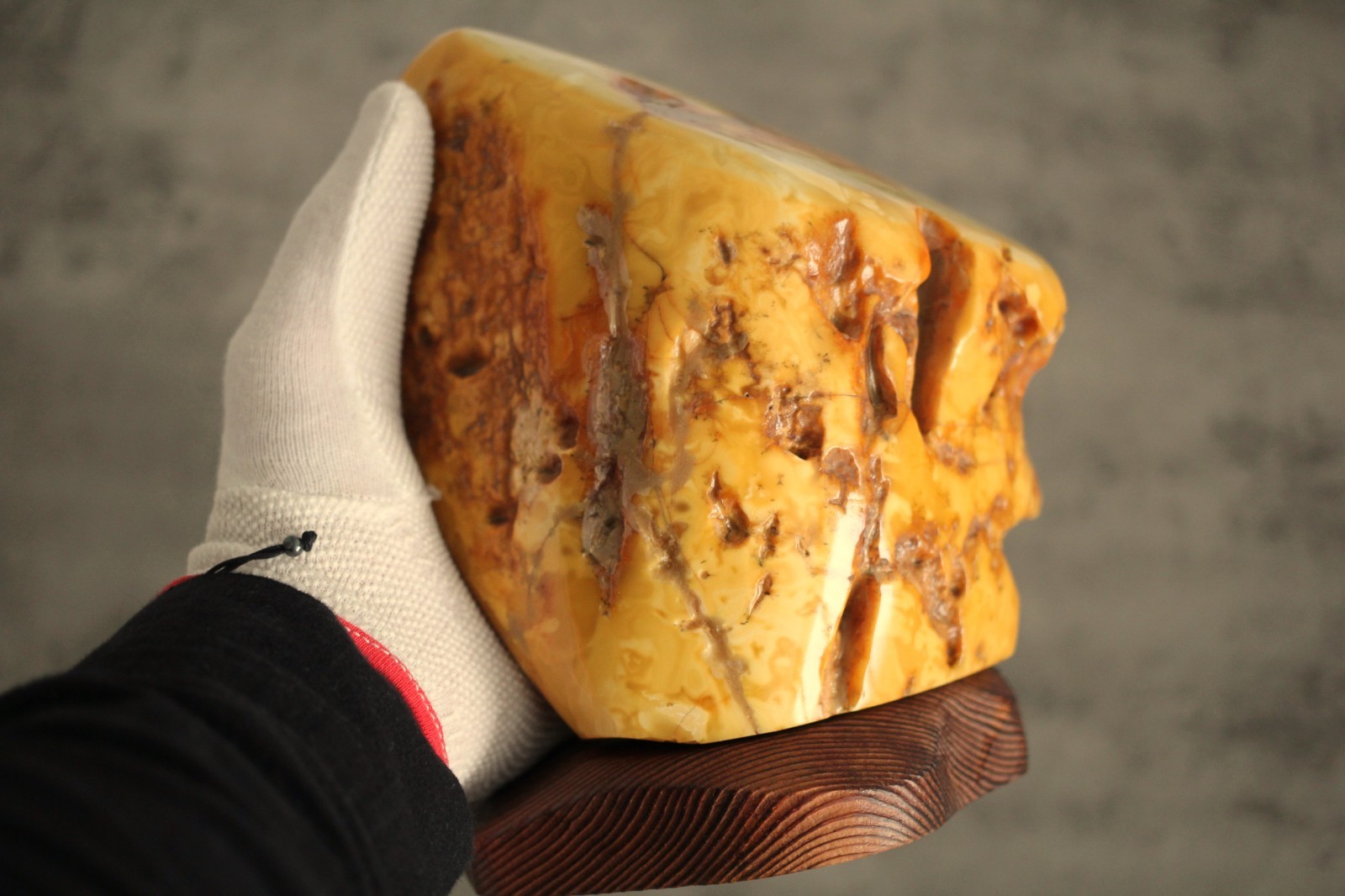 HUGE Baltic butterscotch Amber – 1025 G – Exceptional specimen with TIGER LINES