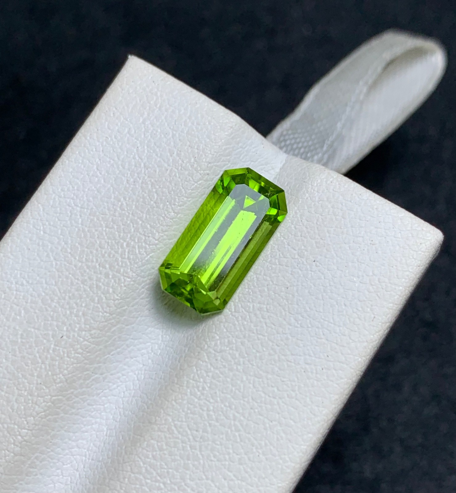 4.65 Cts Natural Faceted Peridot(eye clean) Gemstone from Pakistan.