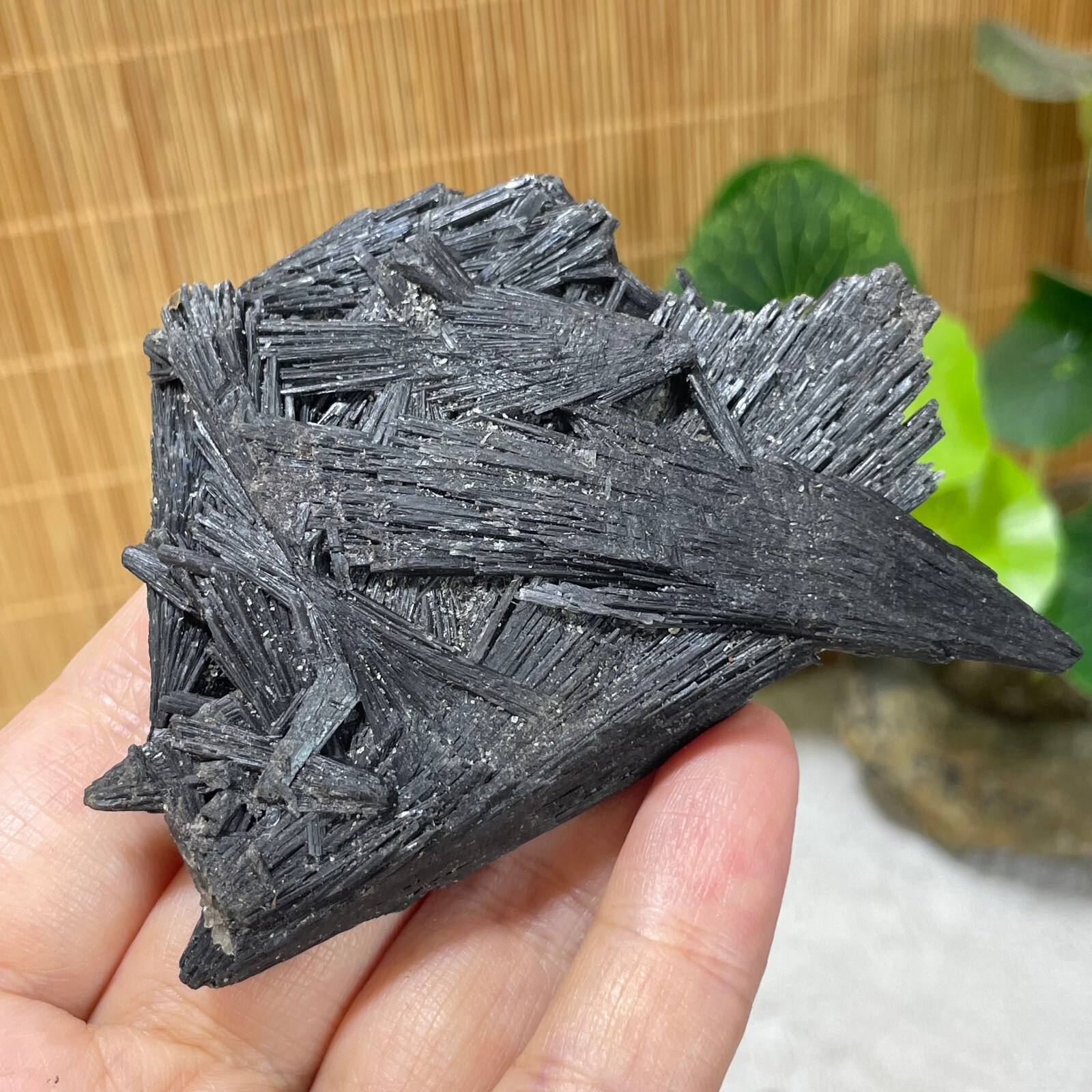 80g Natural Irregular natural black crystal cluster mineral specimen（dian qishi）