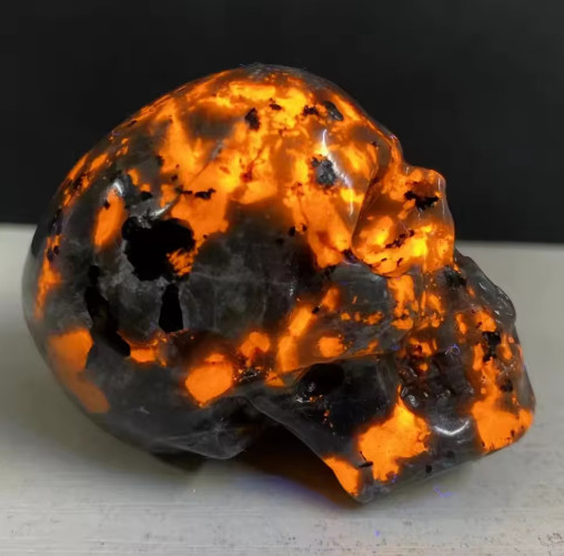 Natural Yooperlite Skull Head Carving Flame Quartz UV Reactive Reiki Home Decor