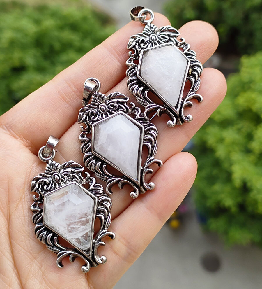 10pcs Natural Rock Quartz Gems Pendants Retro Gothic Magic Energy Amulet