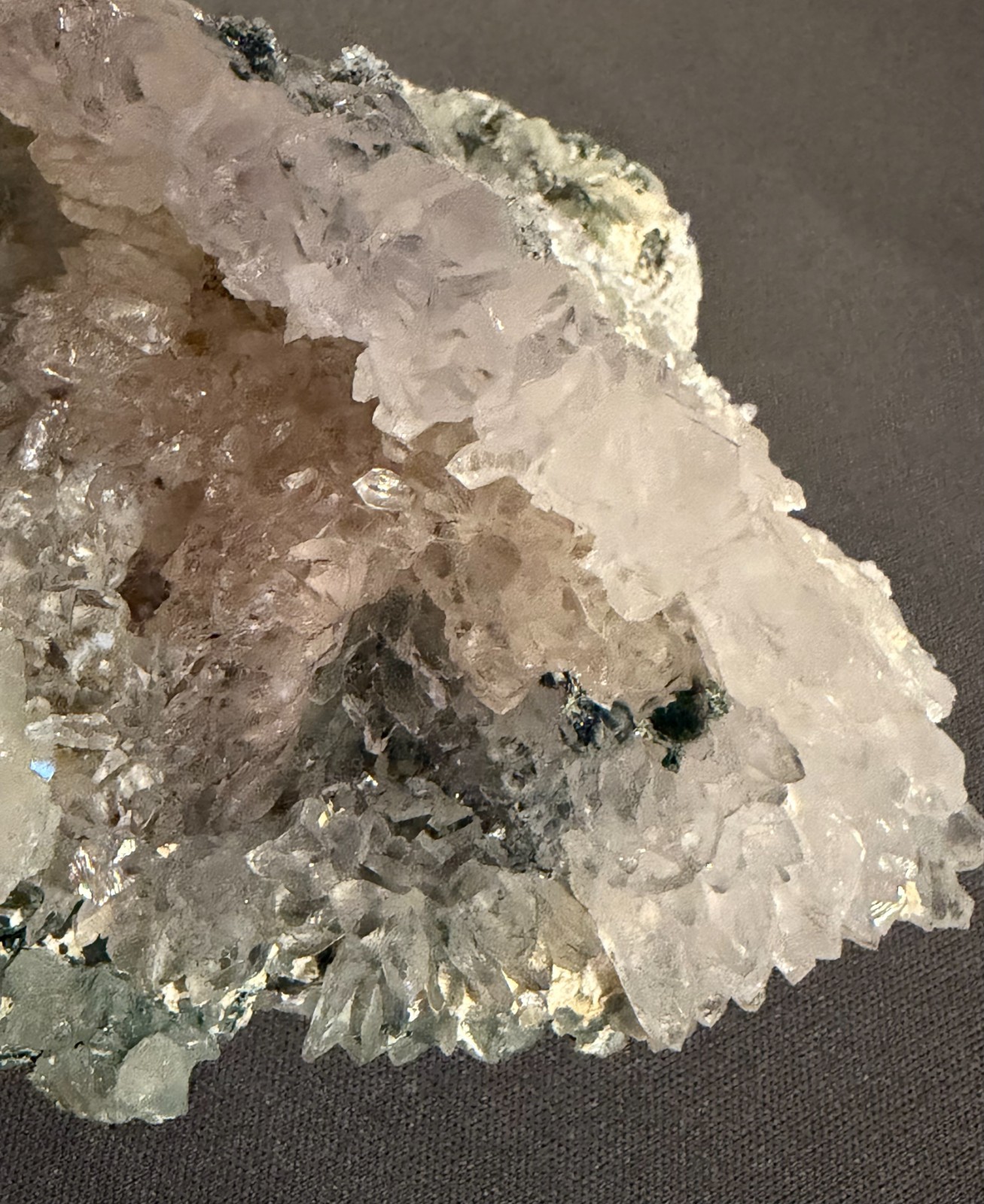 Amethyst Flower Plate – Green Matrix – Strong UV Reaction – Clam Shell -Brazil