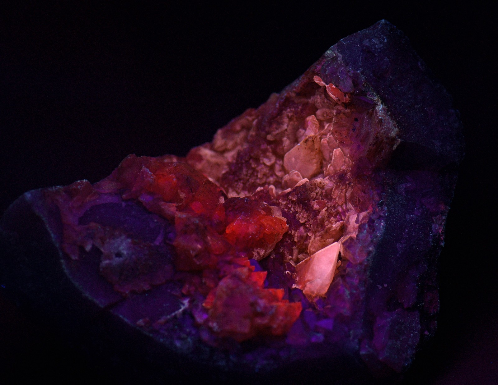 Excellent Amethyst and Calcite crystal Agate Geode, Fluorescent. 312 grams.