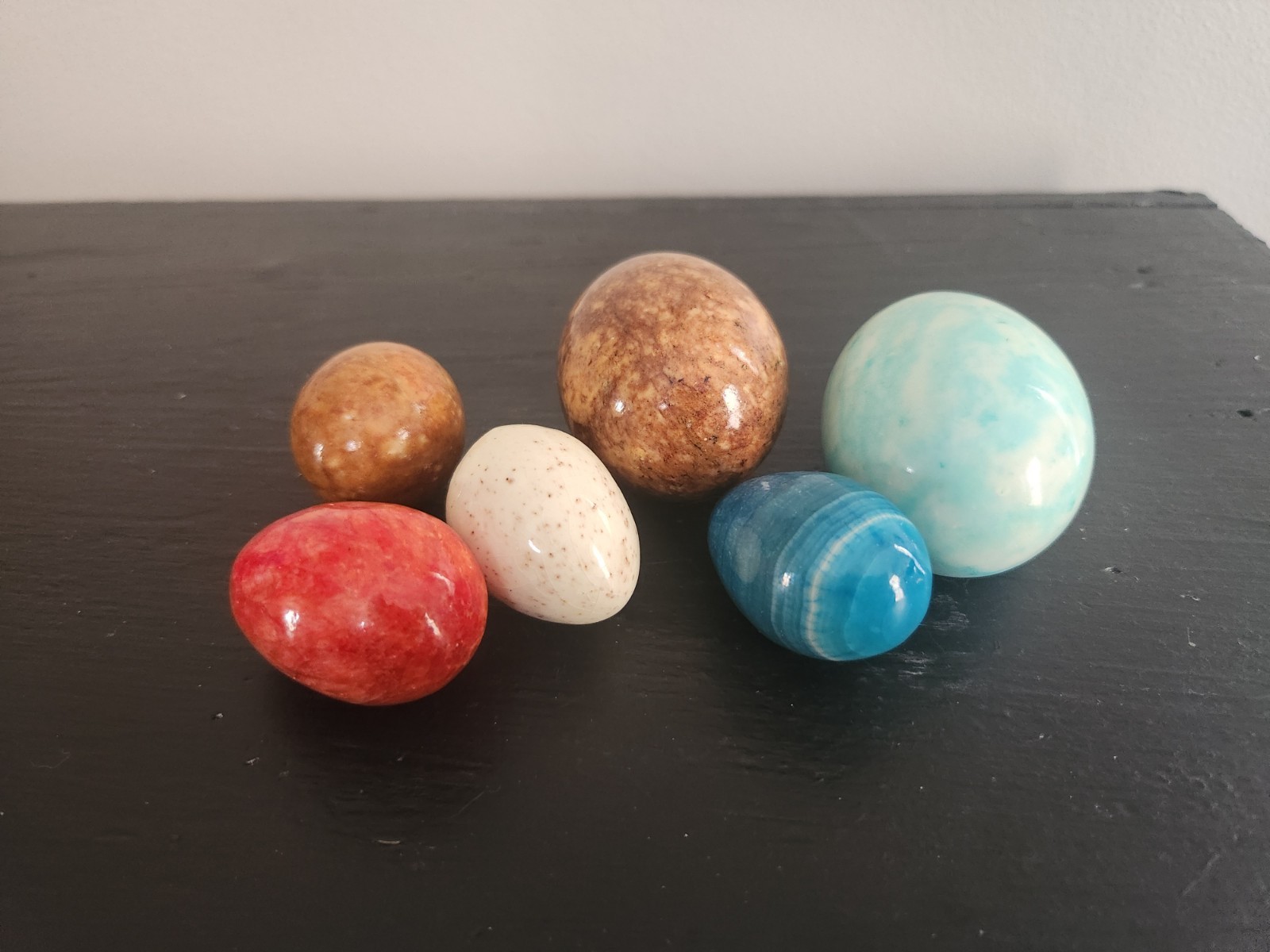 Group of 6 Stone / Ceramic Decorative Eggs – 1 Made in Italy