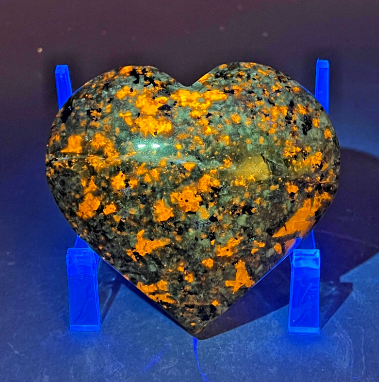 Yooperlite Heart Stone UV Reactive Sodalite Gemstone Fire Stone Home Decor