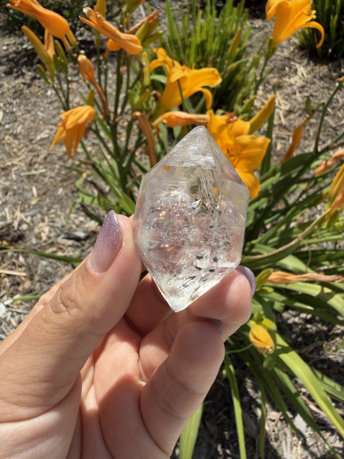 Natural Enhydro Quartz w/ Moving Bubble &/or Carbon/Black Inclusions,A484
