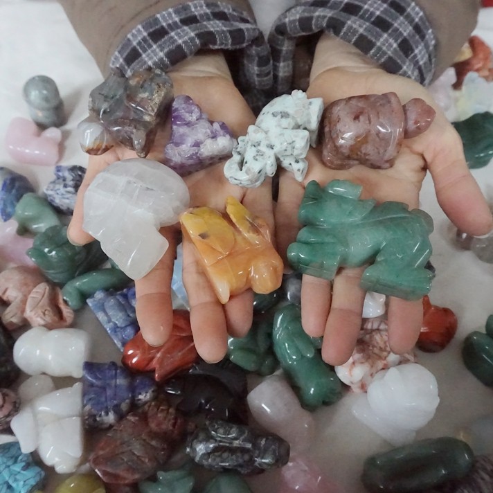 11LB 95Pcs Quartz Crystal Jasper Skull Fgurines Mixed Gem Stone Carvings Healing