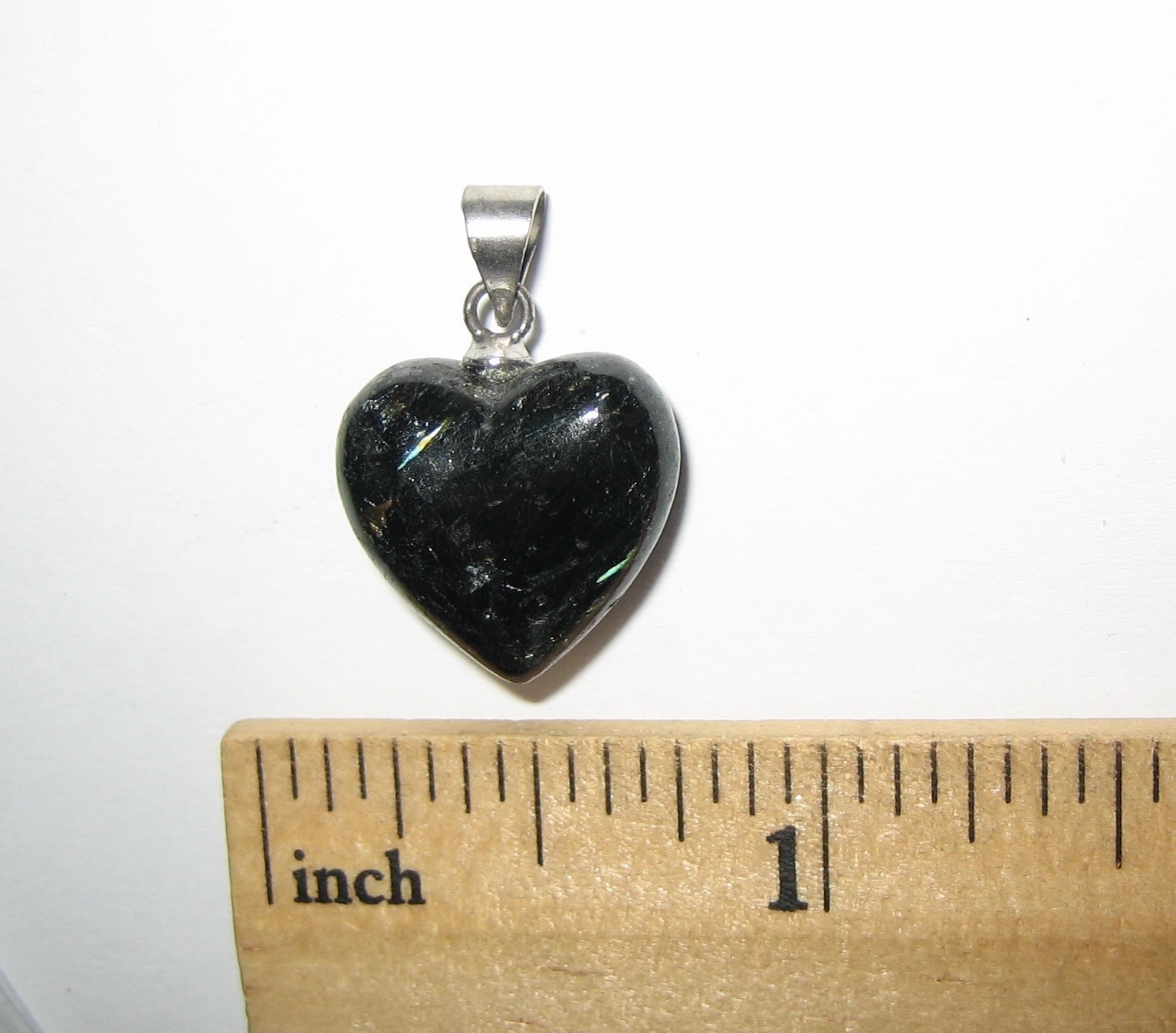 15mm RARE! POLISHED NATURAL AUTHENTIC NUUMMITE STONE HEART PENDANT GREENLAND *1