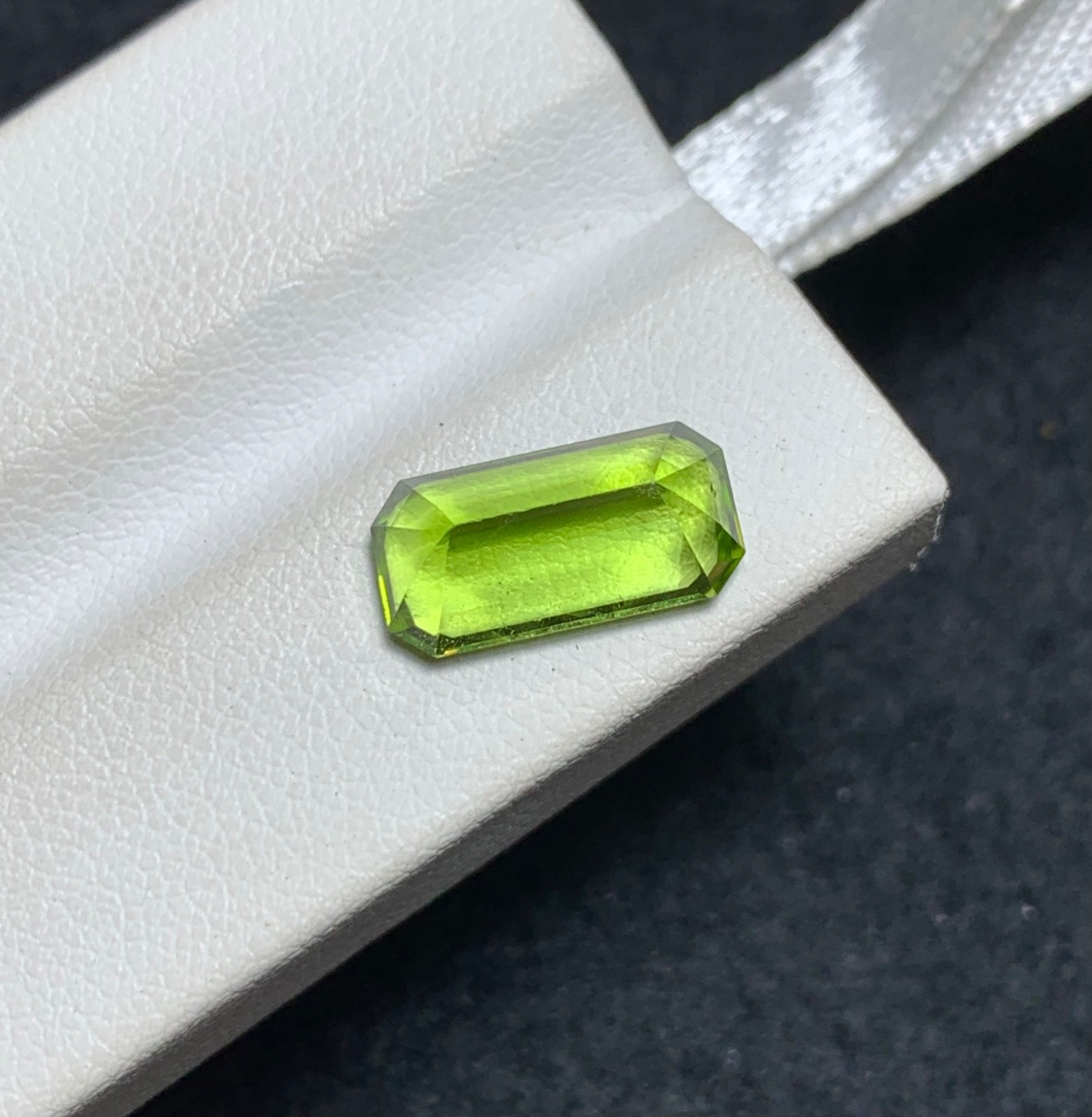 4.65 Cts Natural Faceted Peridot(eye clean) Gemstone from Pakistan.