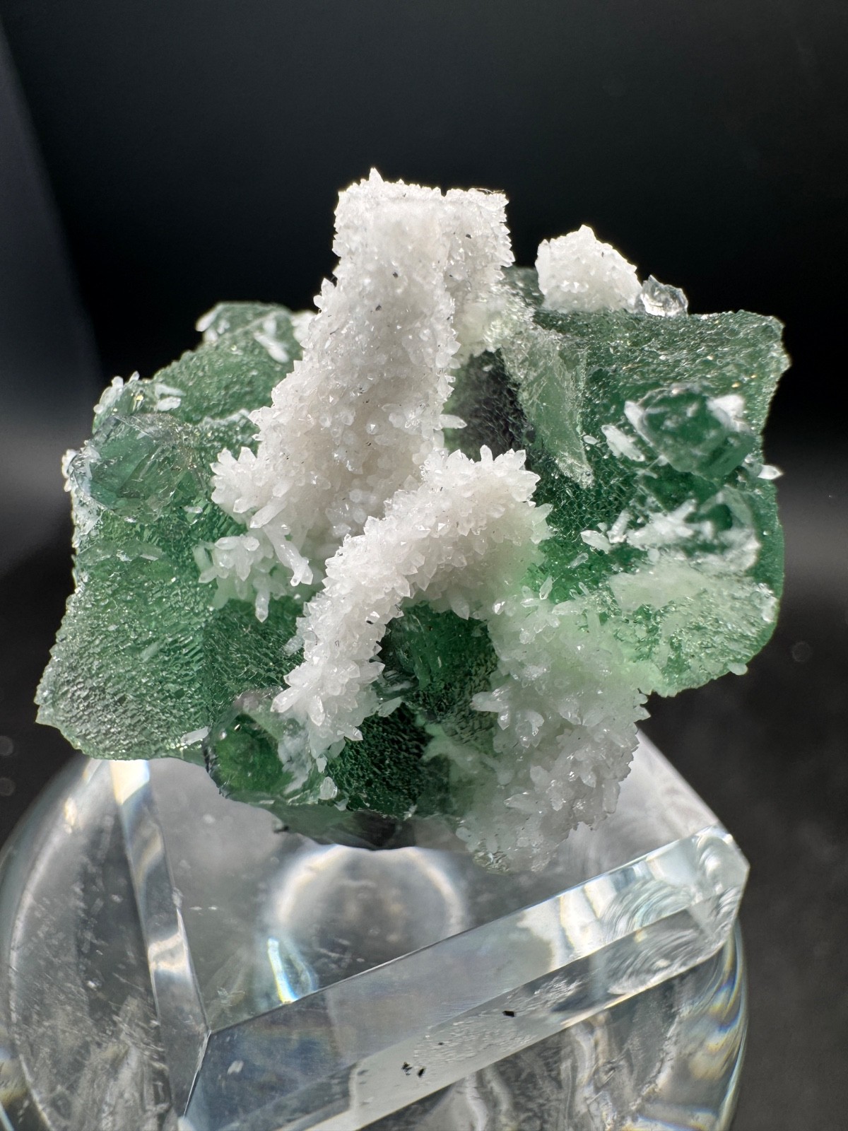 6658 Lovely Green Octahedral with White Quartz on Purple Fluorite Fu Jian 28g