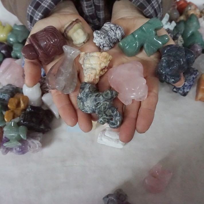 11LB 95Pcs Quartz Crystal Jasper Skull Fgurines Mixed Gem Stone Carvings Healing