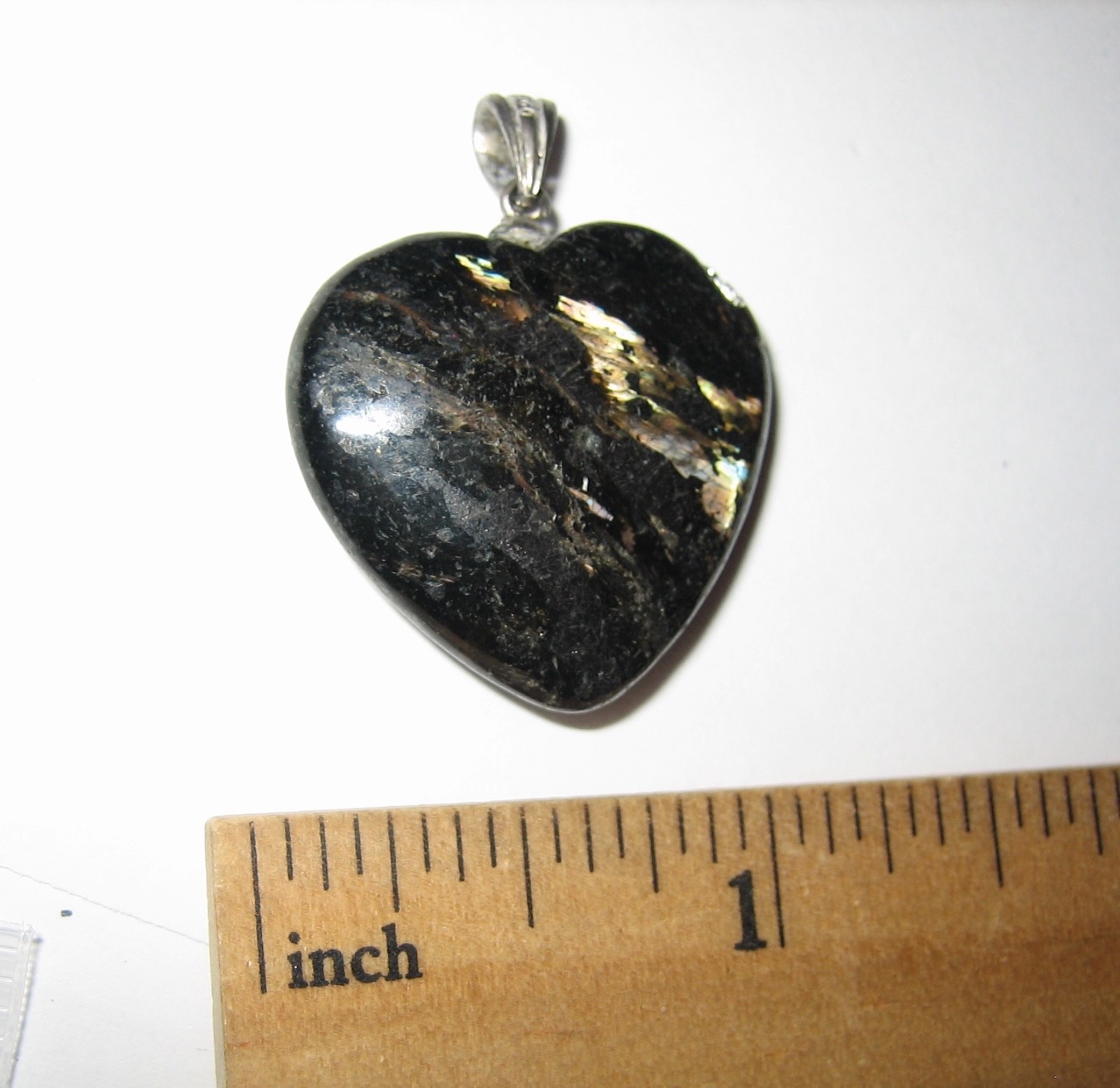 25mm RARE! POLISHED NATURAL AUTHENTIC NUUMMITE STONE HEART PENDANT GREENLAND *1