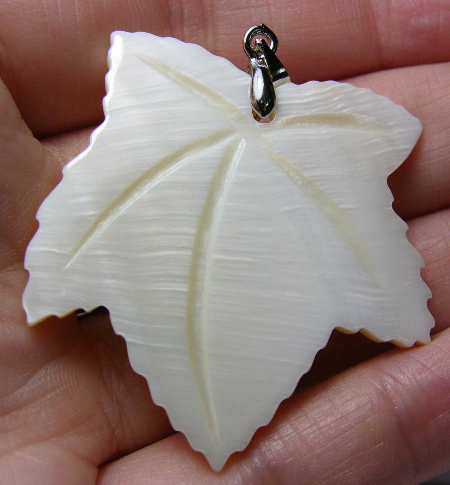 #16 1 1/2 in. Asia 100% Natural Hand Carved Mother Of Pearl leaf Pendant 38mm