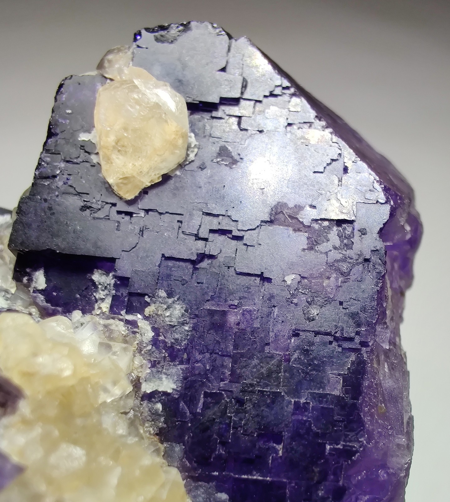 Fluorite crystals with Calcite, fluorescent. Muzquiz, Mexico. 76 grams.