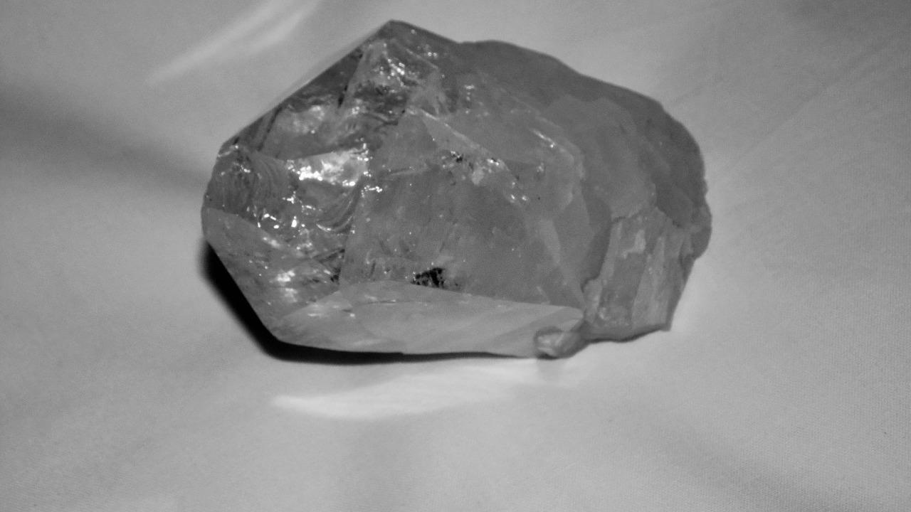 NATURAL CLEAR POINT QUARTZ WHITE RAW STONE EXCELLENT TONE & VIBRATION