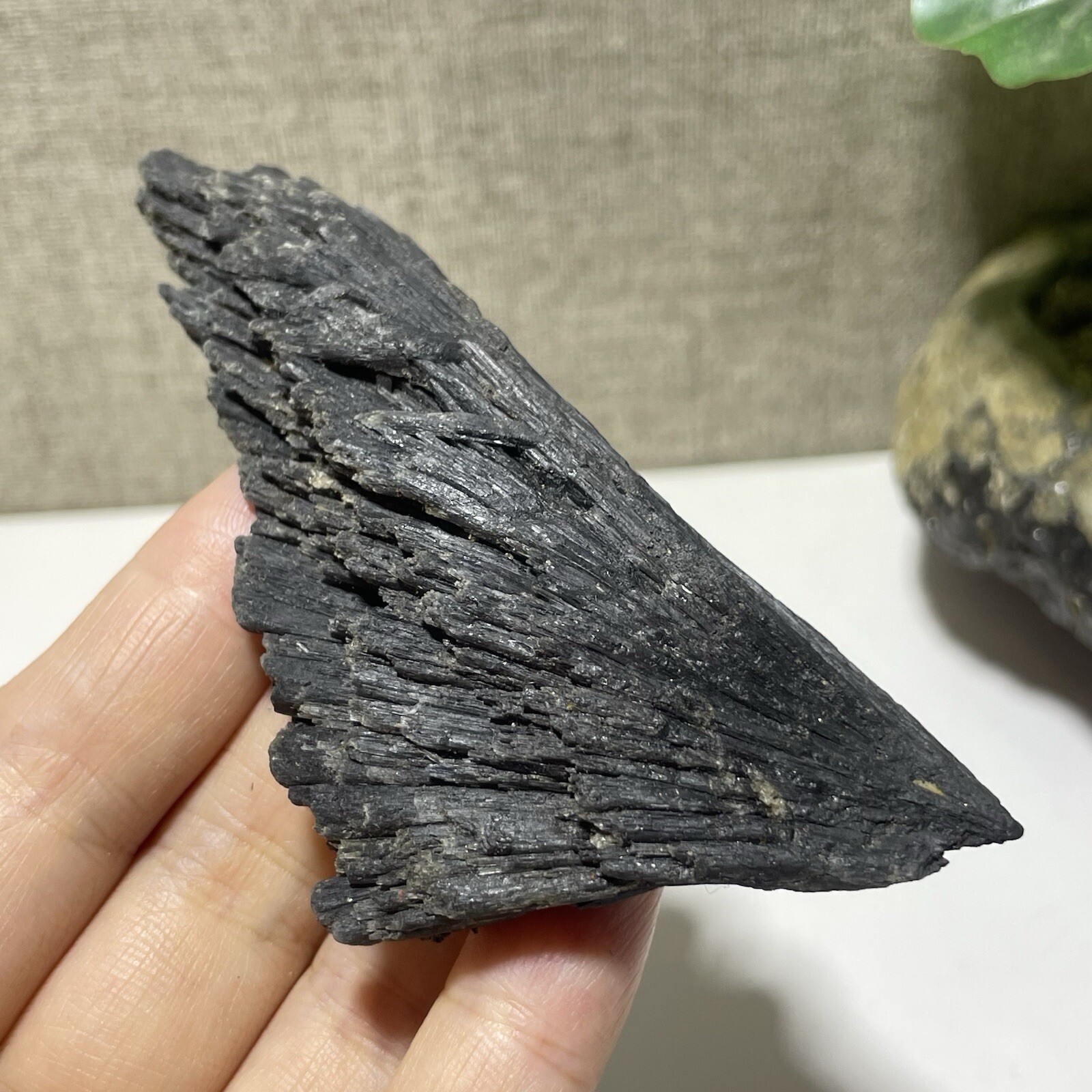 Natural Irregular natural black crystal cluster mineral specimen（dian qishi）76g