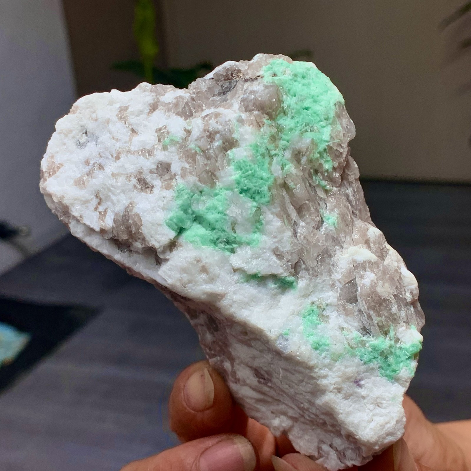 234G Natural Rare Emerald Gemstone Crystal Mineral Specimen /China
