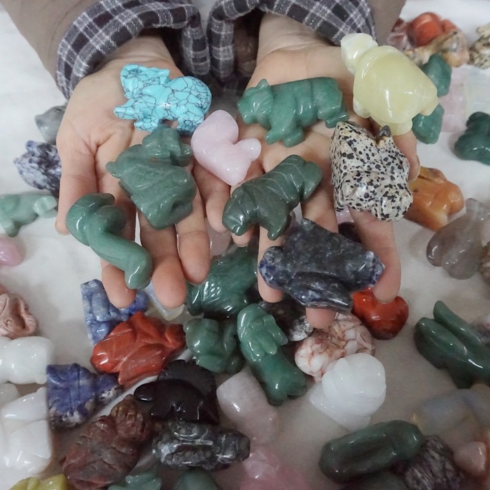 11LB 95Pcs Quartz Crystal Jasper Skull Fgurines Mixed Gem Stone Carvings Healing