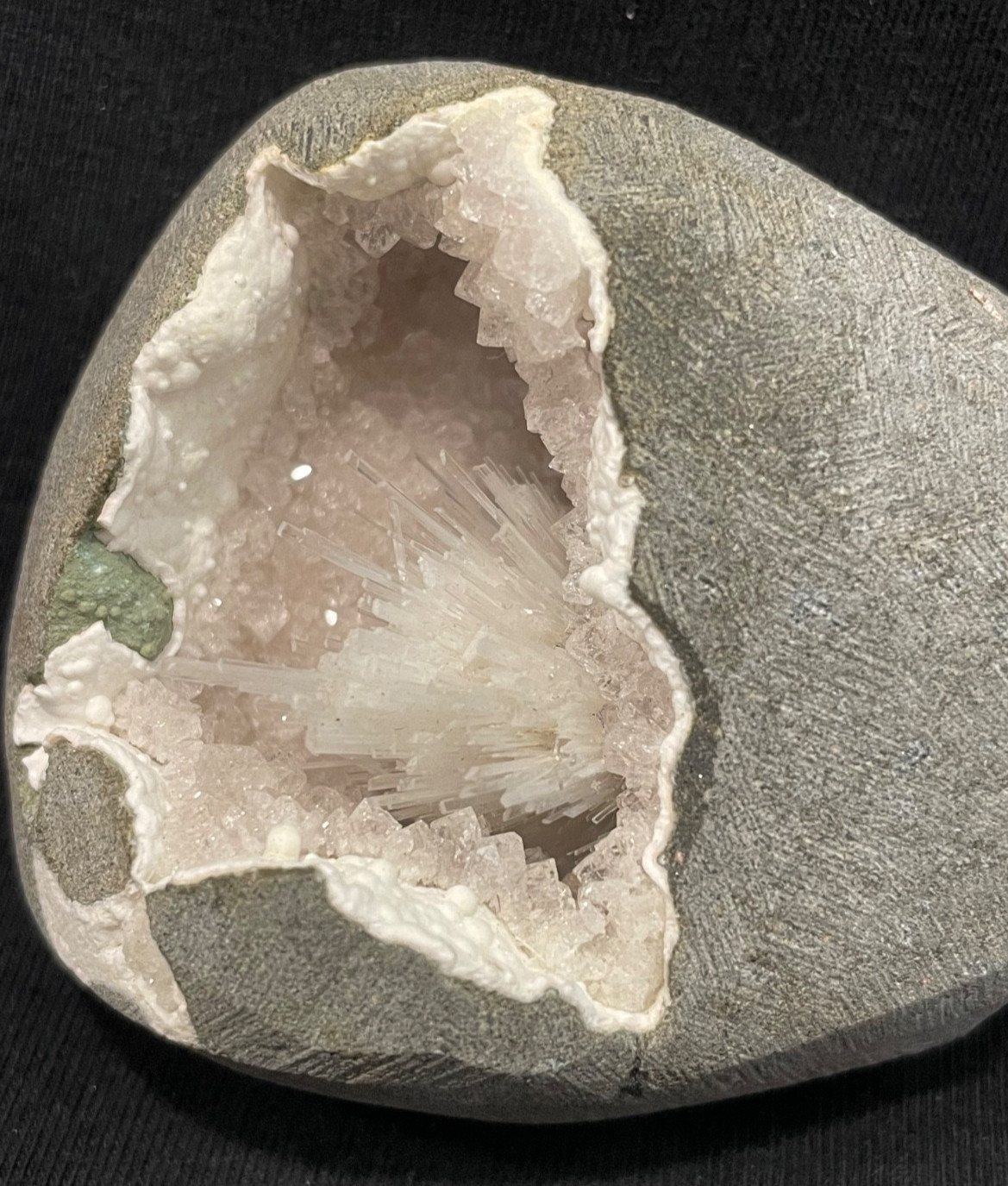 Scolecite spray in cluster in natural quartz in mm W/ formation of geode
