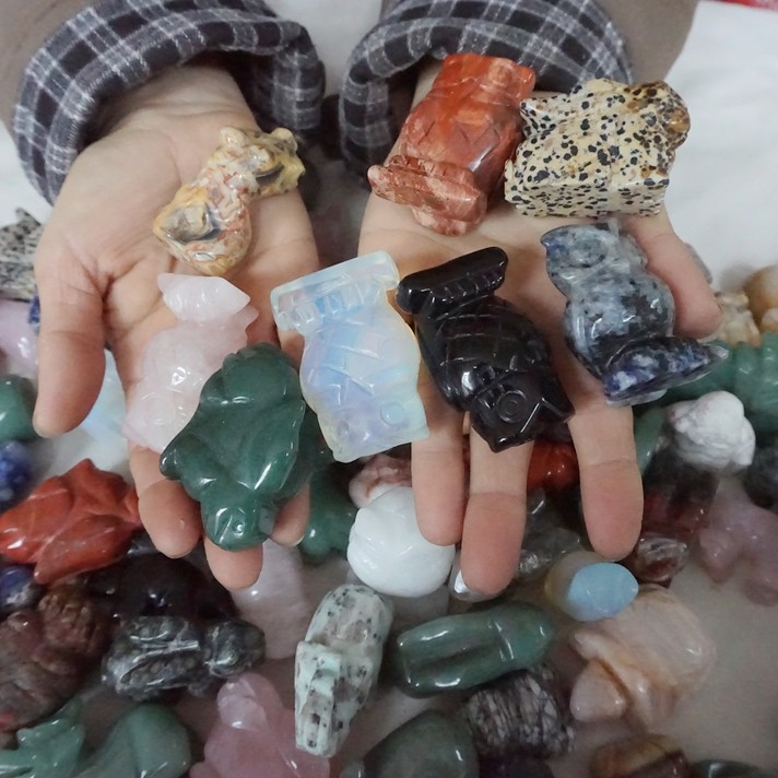 11LB 95Pcs Quartz Crystal Jasper Skull Fgurines Mixed Gem Stone Carvings Healing