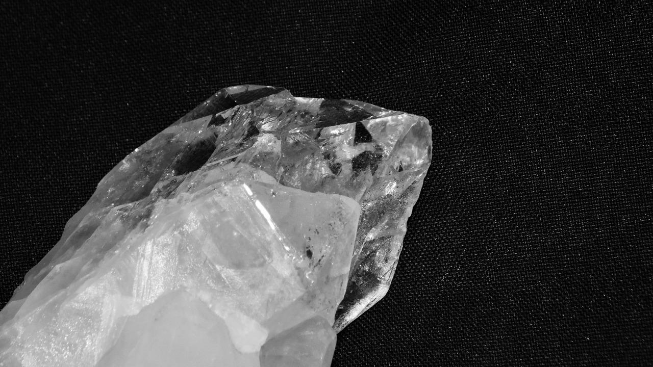 NATURAL CLEAR POINT QUARTZ WHITE RAW STONE EXCELLENT TONE & VIBRATION