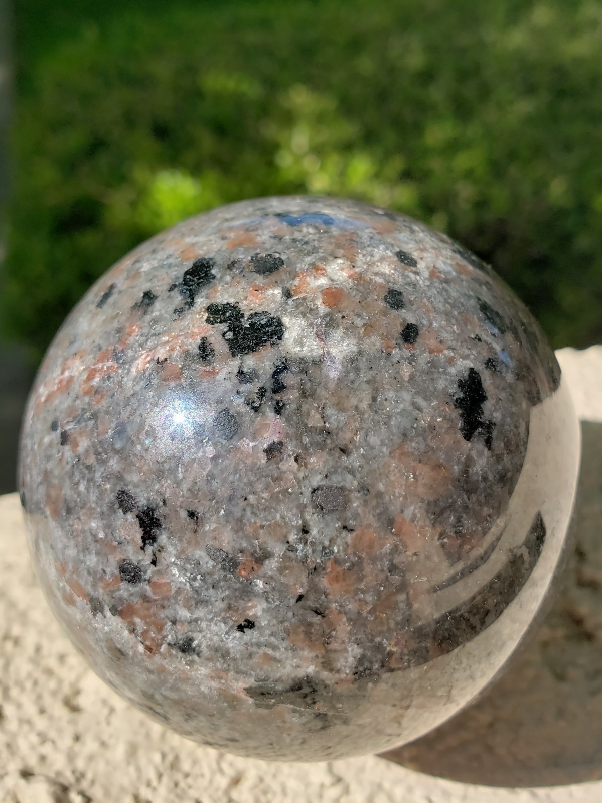 2.8″ Yooperlite Crystal Mineral Sphere Ball Orb STRONG UV Reaction, 512g