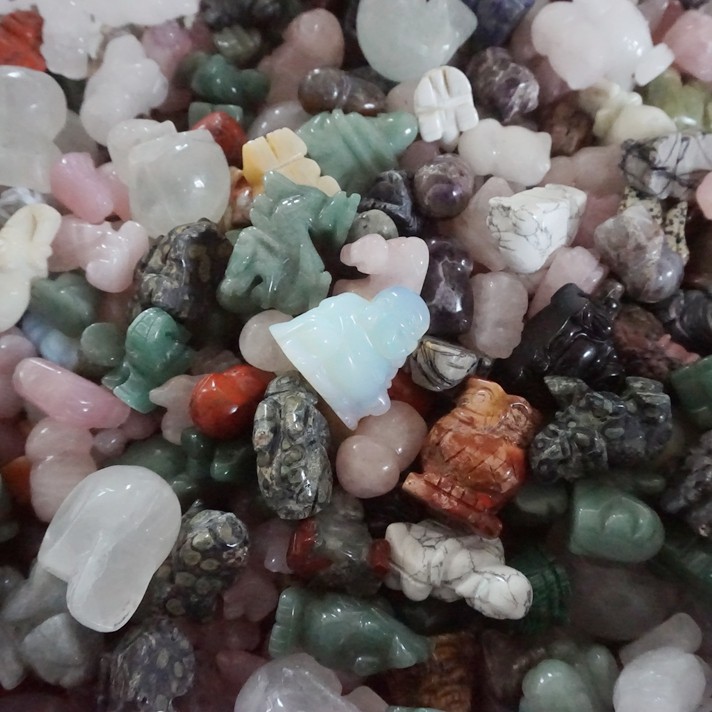 11LB 95Pcs Quartz Crystal Jasper Skull Fgurines Mixed Gem Stone Carvings Healing