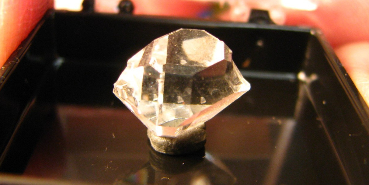 1/2in CLEAR HERKIMER DIAMOND/QUARTZ THUMBNAIL IN CASE HERKIMER NEW YORK USA#137