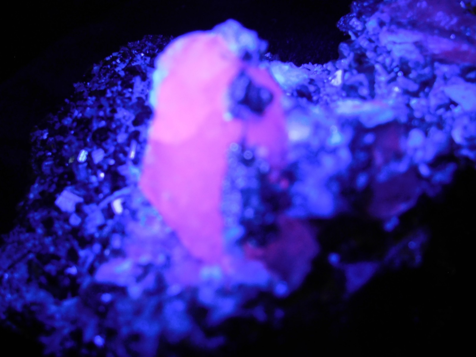 Sphalerite Crystals with Druzy Pyrite and FLUORESCENT Calcite Peru 195gr