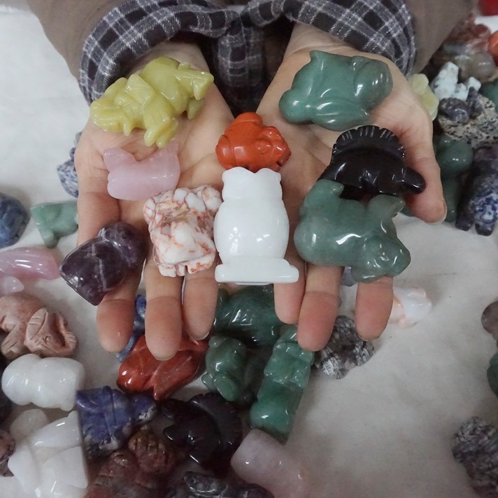 11LB 95Pcs Quartz Crystal Jasper Skull Fgurines Mixed Gem Stone Carvings Healing