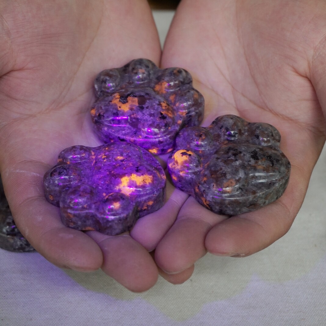 10Pcs Yooperlite Fire Stone Crystal Cat Claw Flashing Flame Under Ultraviolet