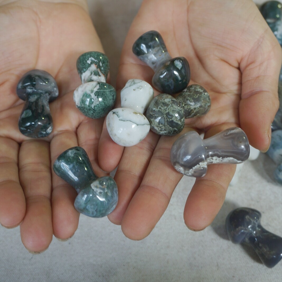 1kg 50 Natural Moss Agate Carnelian Crystal Mushroom Carving Palm Healing 35mm