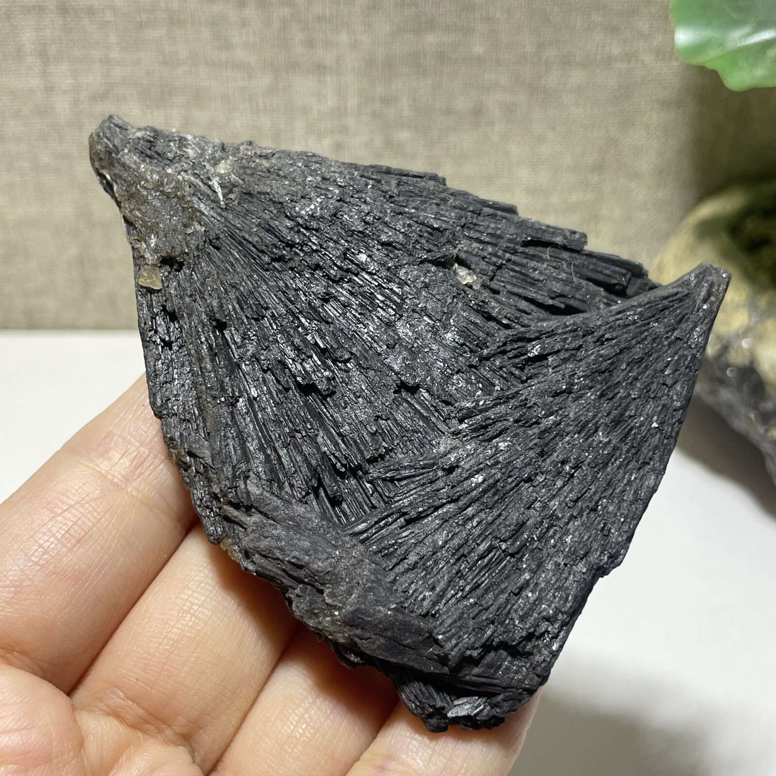 Natural Irregular natural black crystal cluster mineral specimen（dian qishi）105g