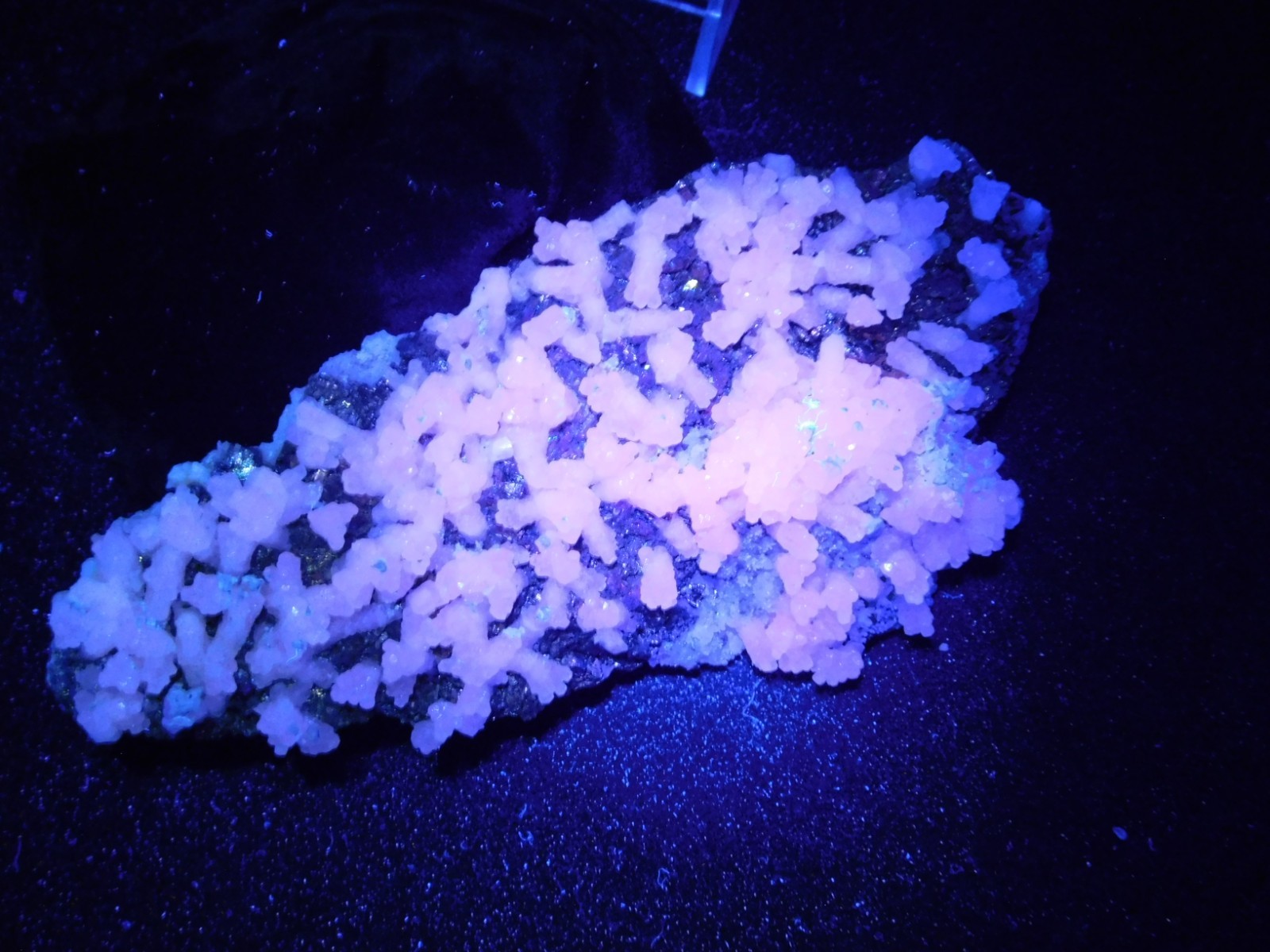 Big! MARCASITE Crystal Cluster with Fluorescent Calcite Crystals Mexico 538gr