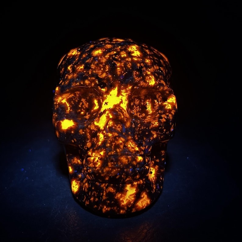 Yooperlite Skull Figurine UV Reactive Glowing Fluorescent Crystal Skull Carving