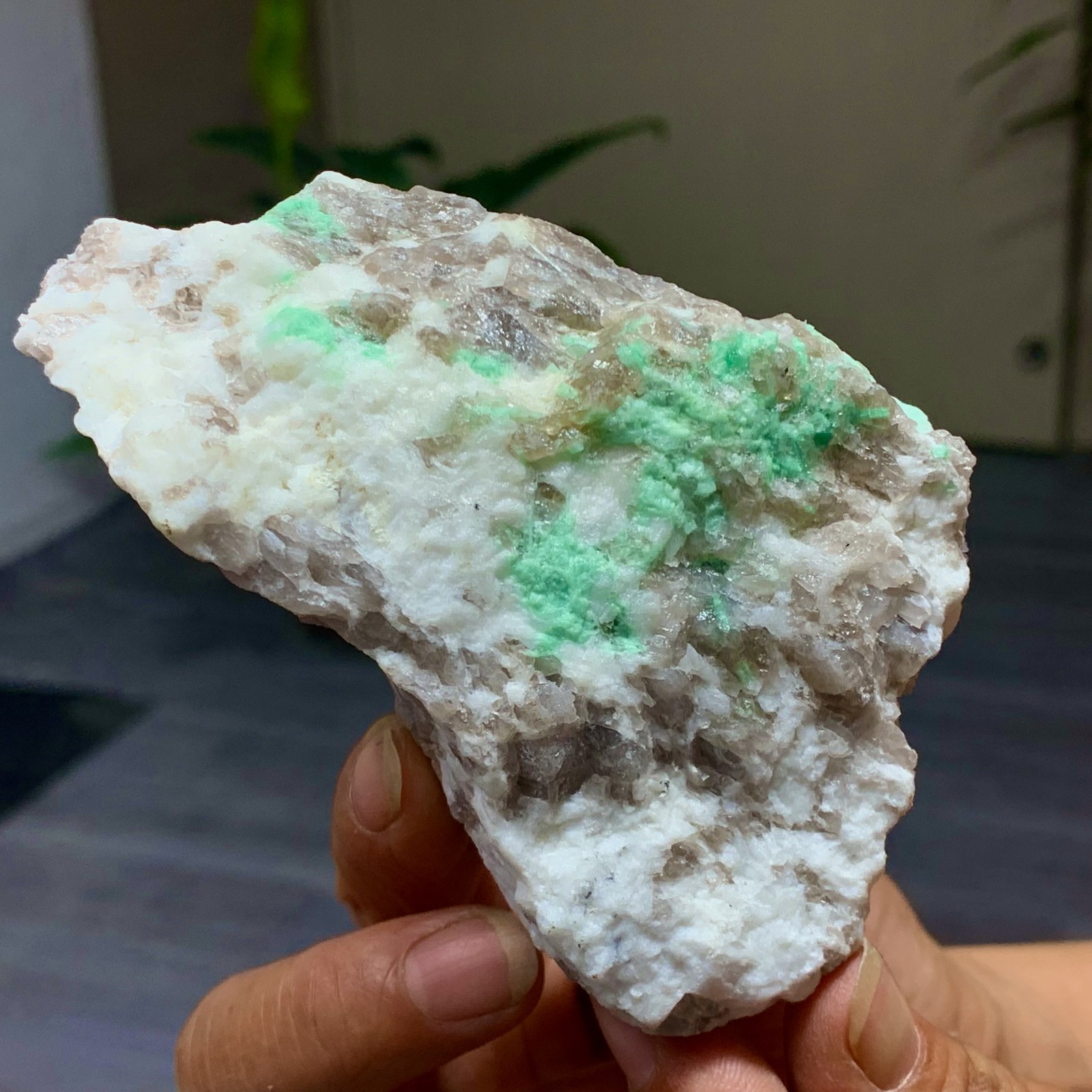 234G Natural Rare Emerald Gemstone Crystal Mineral Specimen /China