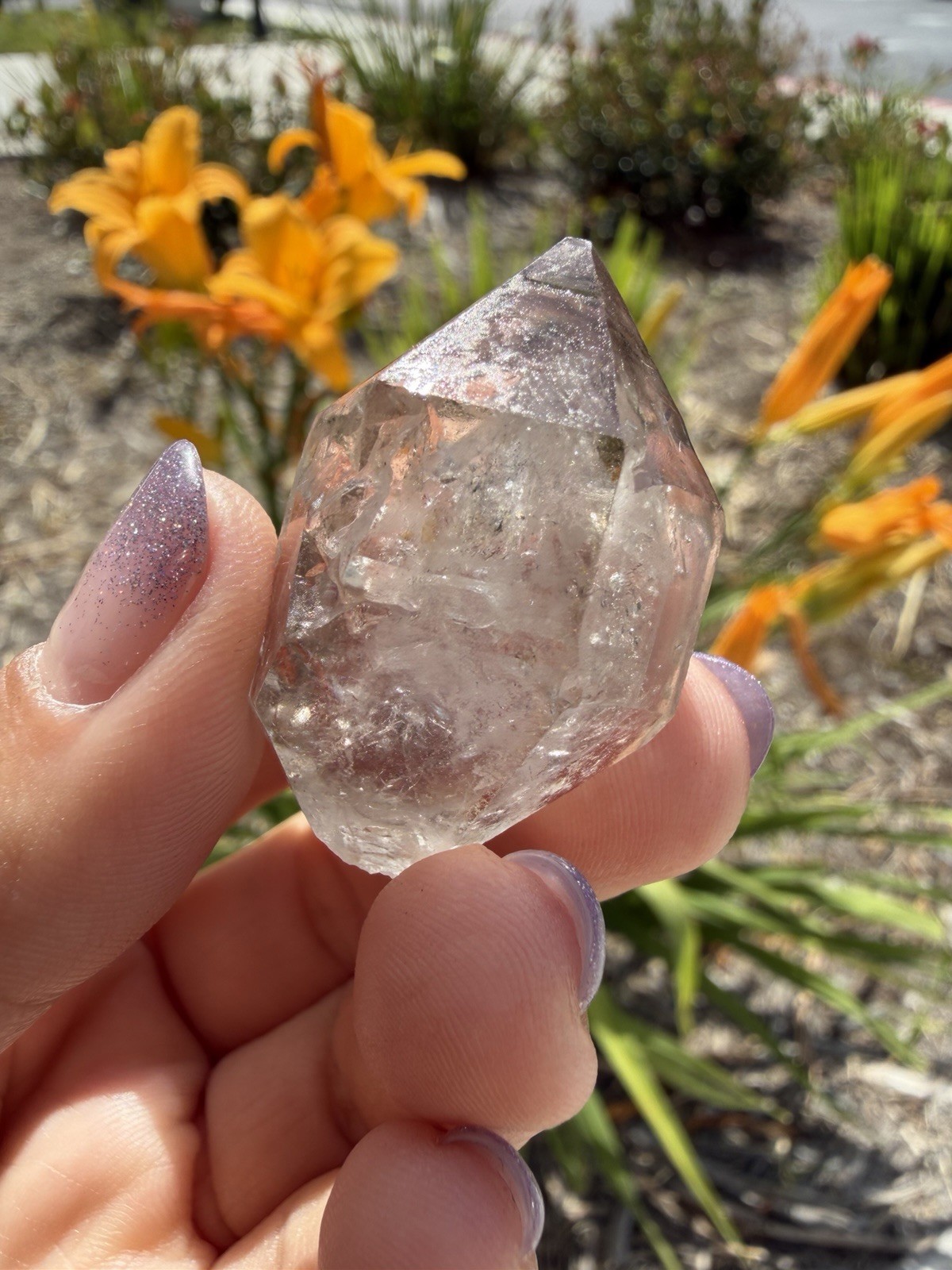 Natural Enhydro Quartz w/ Moving Bubble &/or Carbon/Black Inclusions,A472