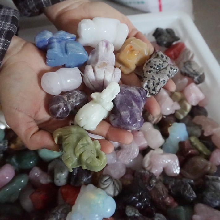 11LB 95Pcs Quartz Crystal Jasper Skull Fgurines Mixed Gem Stone Carvings Healing
