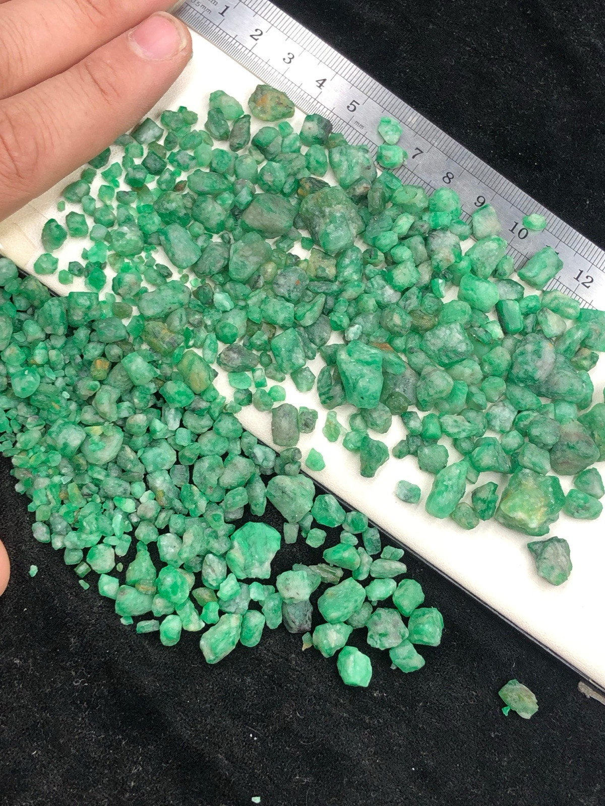 130 Gram / Beautiful Natural Rough Emerald Mixed Size Good Parcel,