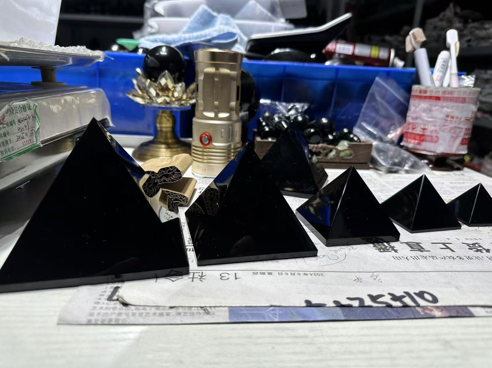 1pc Natural Obsidian Quartz Pyramid Chakra Healing Crystal Energy Tower decor